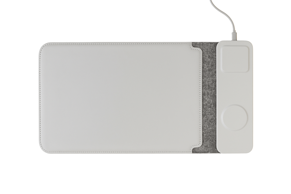 Kanso OneLe Kanso One est un tapis de bureau premium conçu pour améliorer l’organisation, le confort et l’esthétique de votre espace de travail. Alliant design minimaliste et fonctionnalité avancée, il intègre un chargeur sans fil 15W compatible avec tous