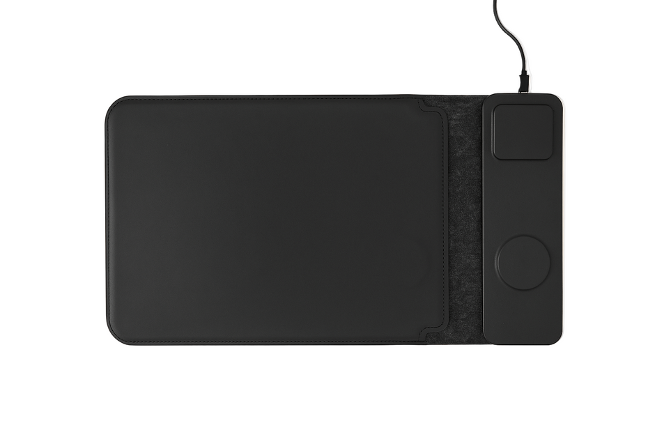 Kanso OneLe Kanso One est un tapis de bureau premium conçu pour améliorer l’organisation, le confort et l’esthétique de votre espace de travail. Alliant design minimaliste et fonctionnalité avancée, il intègre un chargeur sans fil 15W compatible avec tous